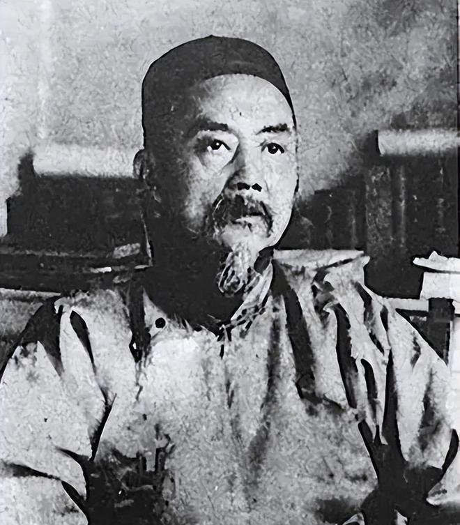 1871年德国火车上，辜鸿铭手拿报纸，倒着在看。两名德国小伙在一旁用德文嘲讽：“