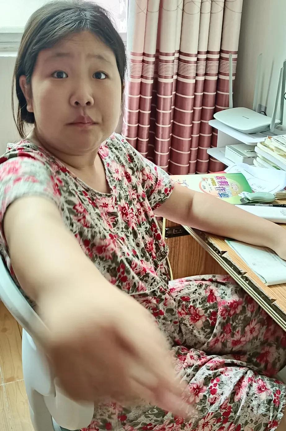 二女儿说我放弃她了，她以后就不学习了。
今天早上，我辅导儿子学习，二女儿从屋里走