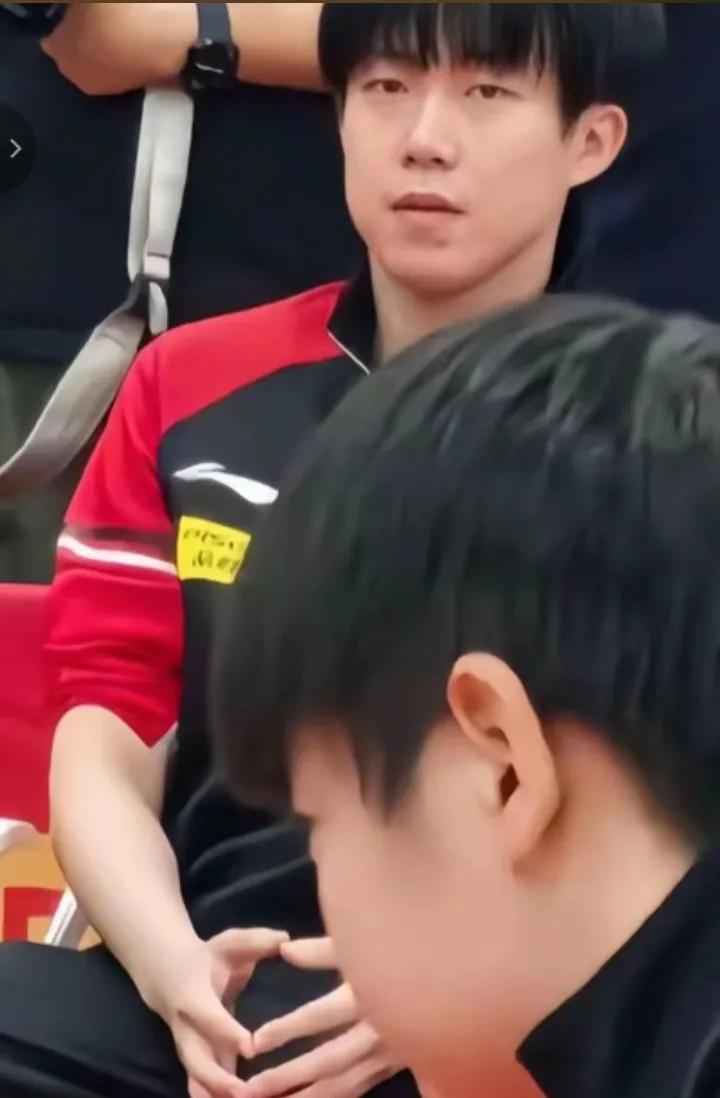 我觉得大家是自作多情了，大头这手势哪有什么特别的意思啊？
这又是哪位网友如此多愁