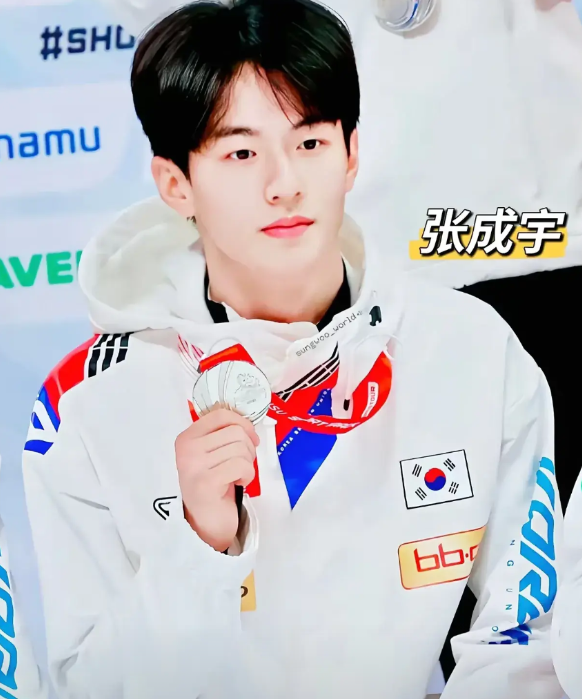 哈尔滨亚冬会短道速滑男子1000米决赛，韩国选手张成宇摘得金牌，这位面容清秀的2