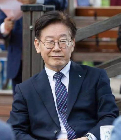 对中国降格了！九三大阅兵马上就要开始了，中国给周边国家都发了邀请，韩国当然也在其