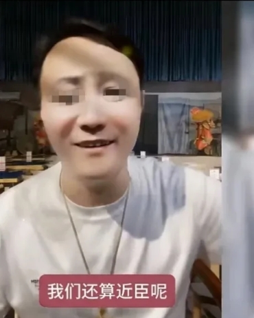 我是近臣，与戴九安不熟！德云前大弟子闫某某吹捧。
近日，德云社郑好和前徒弟戴九安