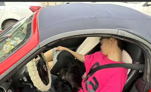 福建泉州这对开着保时捷的小情侣，在大街上的红绿灯口竟然双双睡着了，等路人报警后，