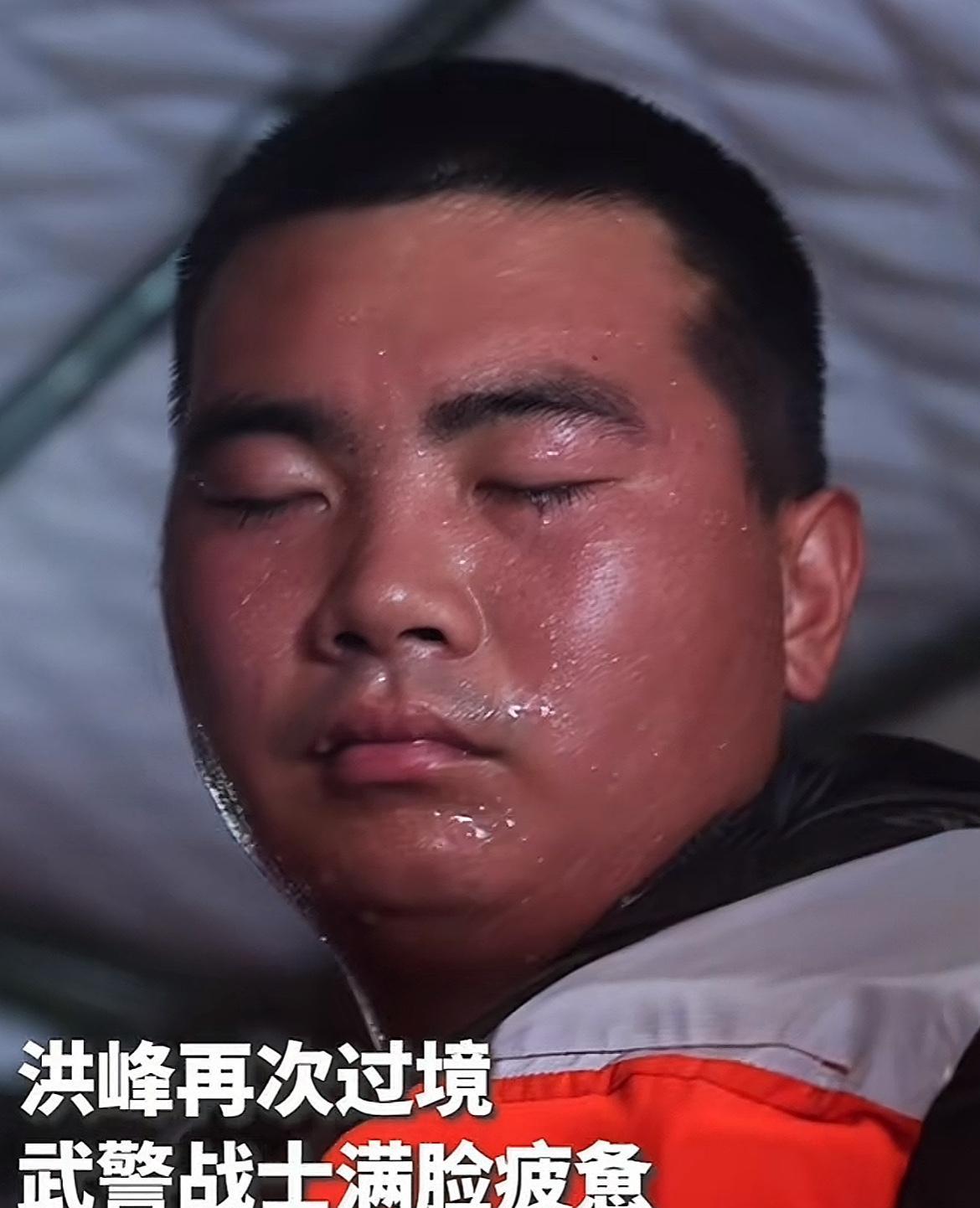 人民日报转发：这一幕太令人心疼了！榕江抗洪救援最前线，一位武警战士在转移群众的间