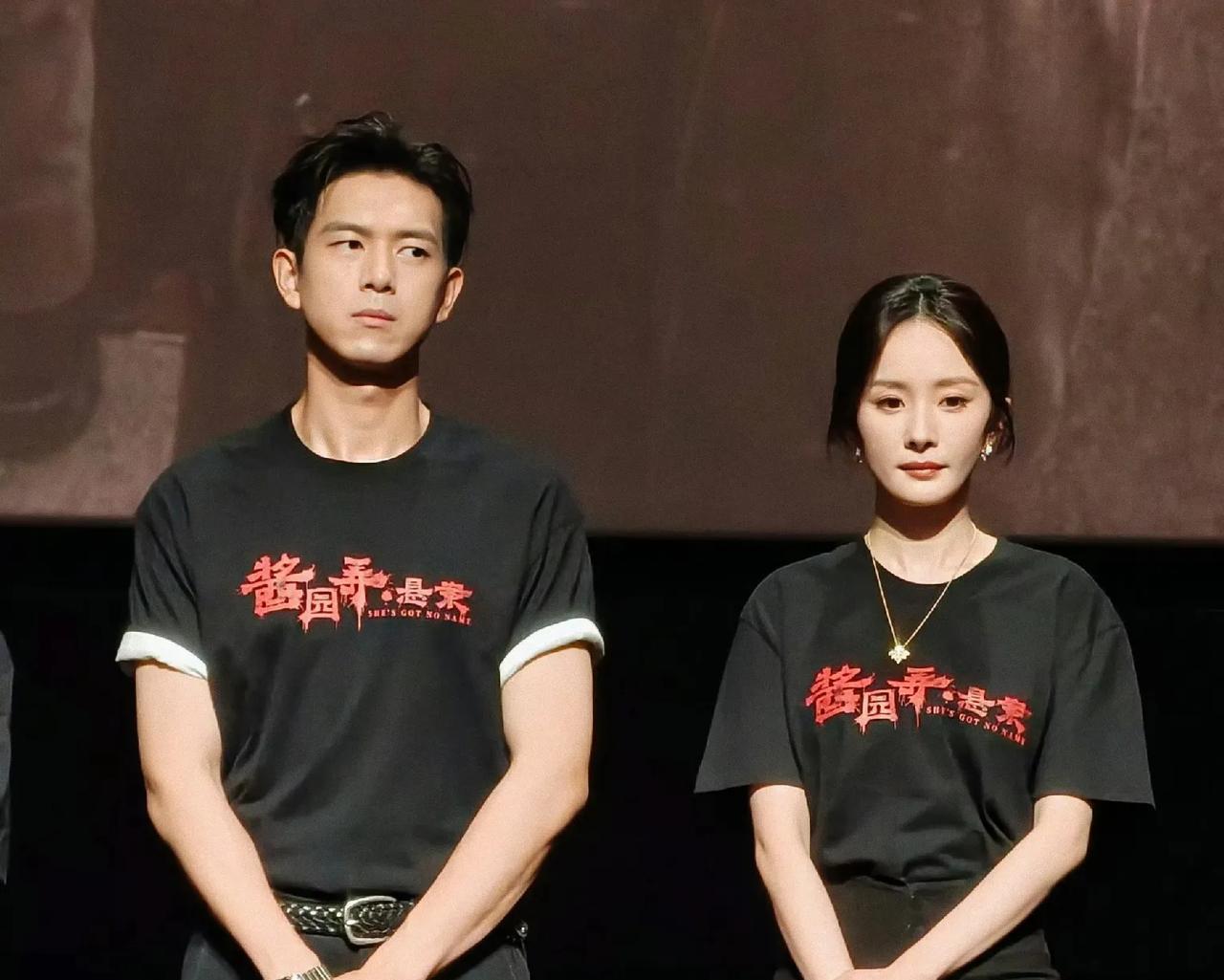 酱园弄采访现场，
李现和杨幂站在一起
一个没头脑，一个不高兴，怪不得被称为“离婚