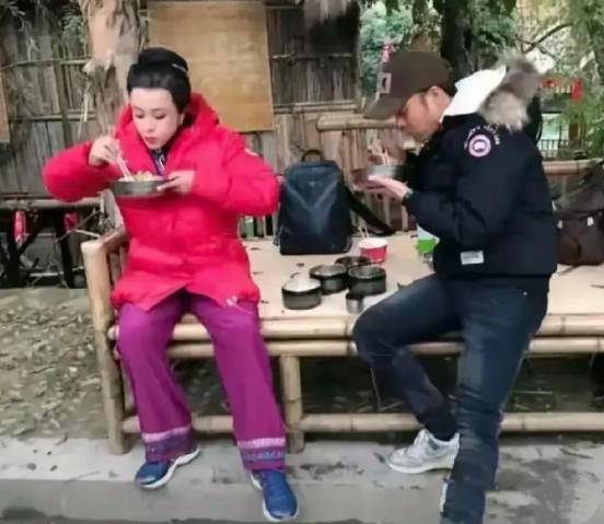 5年前在剧组陪刘晓庆这个帅哥助理是她的小男友古柯吧！戴着咖啡色棒球帽，身穿深蓝色