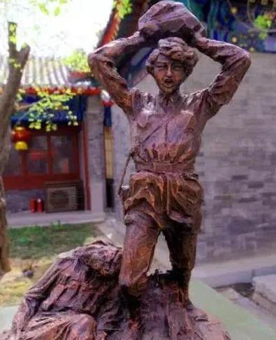 1938年在禹王山战役中，18岁的卫生员刘守玟亲眼看到一名连长被日军击中，正当她