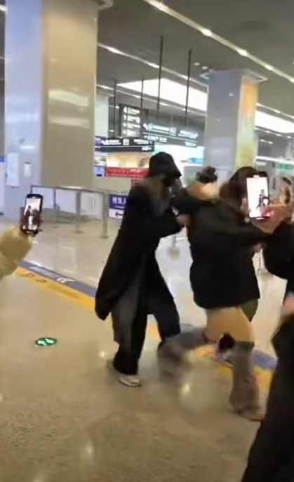 “灵超恨粉”、“机场打人”多个话题齐上，却没有一手视频。这熟悉的操作，怕不是又一