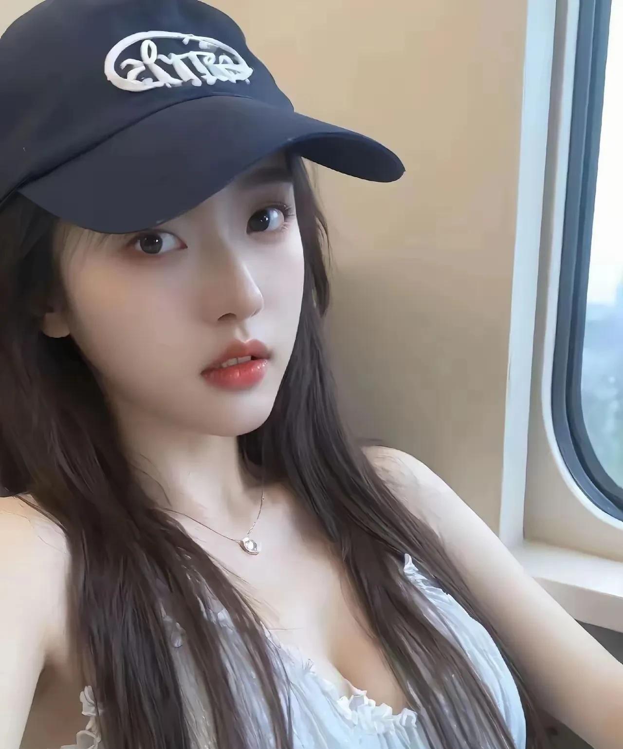 上次坐动车，旁边有个女生一路都在修图，把自己P得美颜过度，跟本人差太远了，真让我