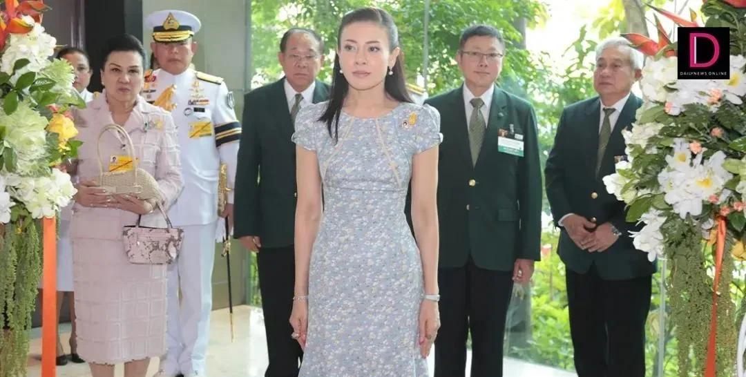 泰国最美王妃西拉米，1971 年出生的她，代表着泰王最高的品味，她被撤掉王妃头衔