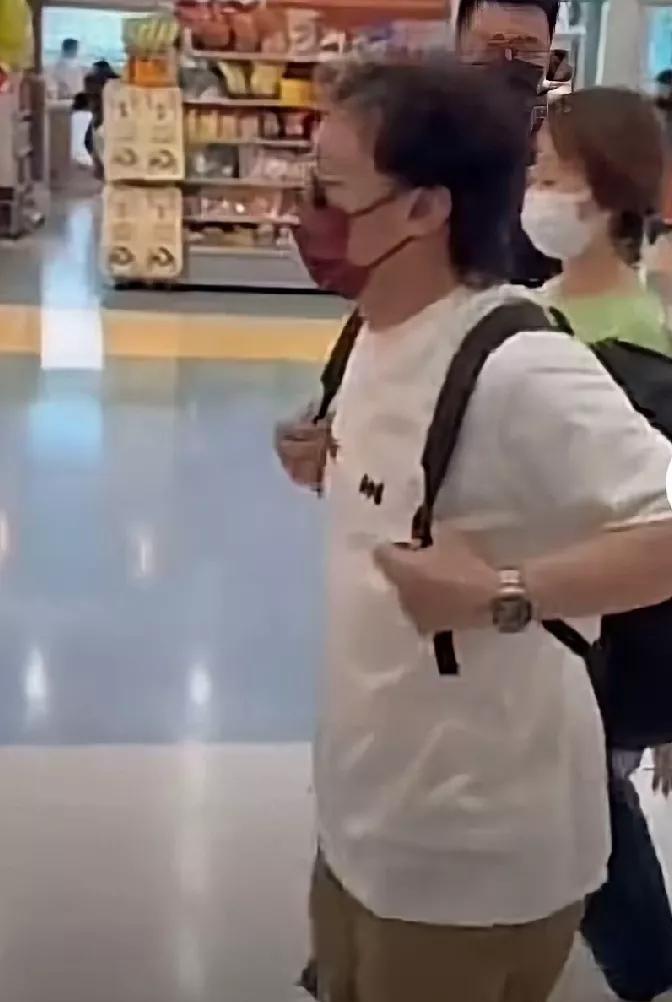陈奕迅你这么做真的对吗？
近日陈奕迅被拍到现身台湾高雄商场，看上去精神饱满，走路