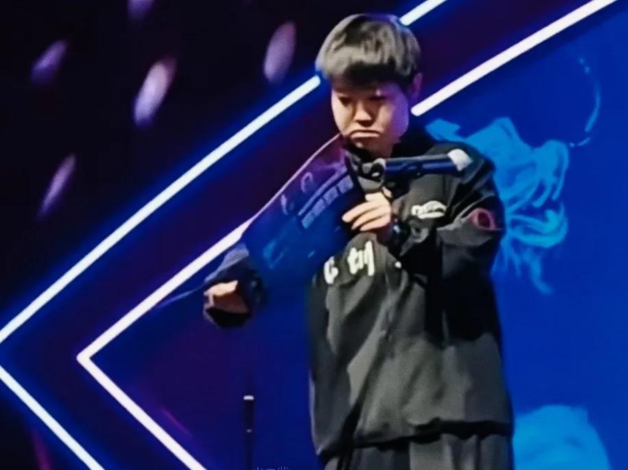 乒超联赛，你留意到孙颖莎的举动了吗？
在2025年乒超联赛开幕式上，孙颖莎代表运