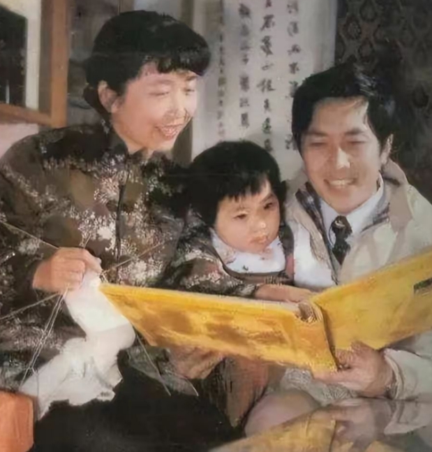 1990年的除夕夜，唐国强的妻子洗完澡化完妆，用绳子走向了死亡。给女儿留下了一封
