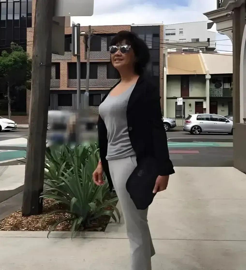 女儿国国王朱琳的近照，她虽已73岁，但风韵犹存。自然的美！不加修饰不加雕琢，朴素