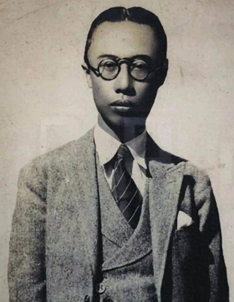晚上，12岁的溥仪，被十几个宫女摁在床上玩游戏。他很兴奋，但玩了很久，还是累了，