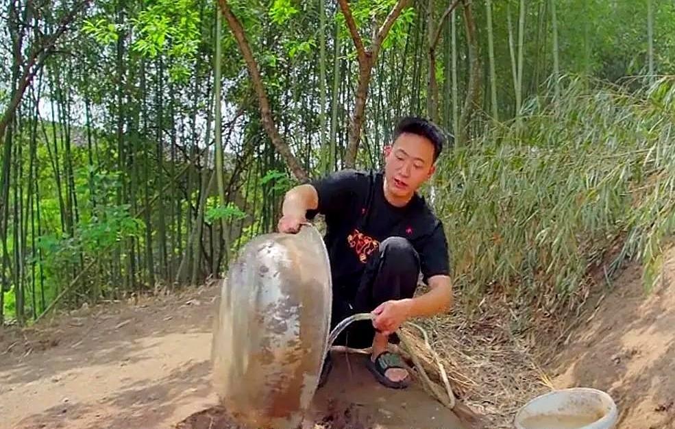 小小谭刚更新的视频中出现了一个神秘人物！
大家发现了吗！
话说这年头啊，谁还没被