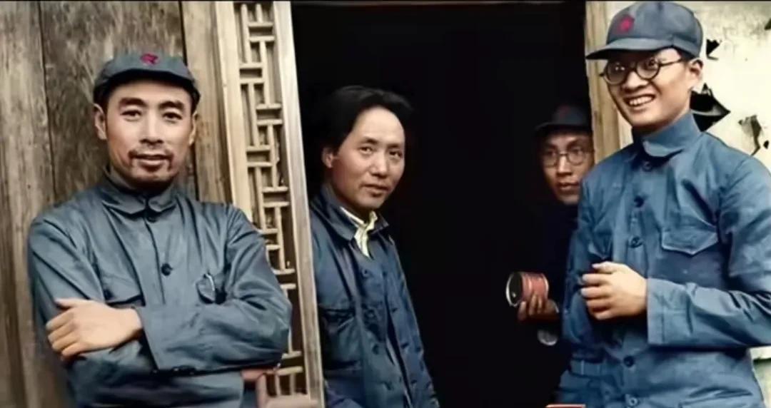 这是刚走完长征的毛主席和周总理，毛主席和周总理在革命的生涯中结下了深厚的情谊！