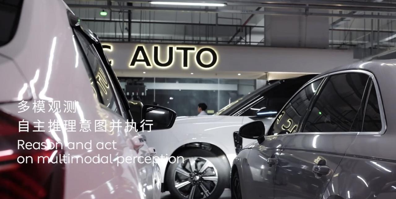 蔚来NWM世界模型自主探路模式的两个非常惊艳的演示场景：
1、路边识别到有车要从