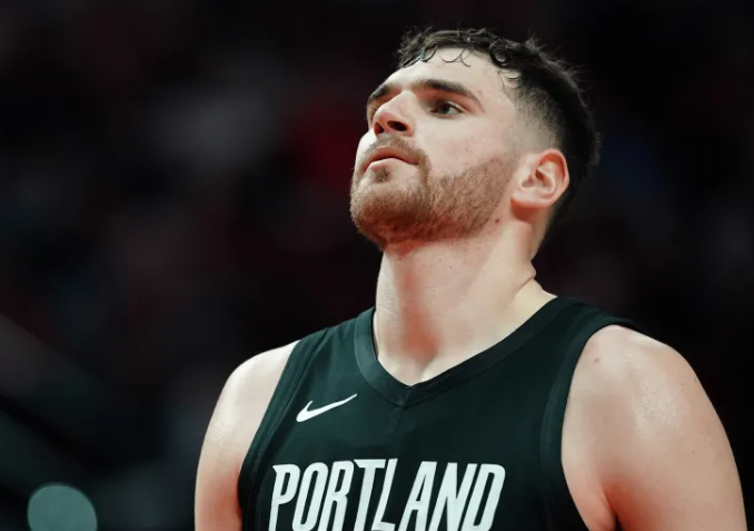 明日，开拓者将在主场对阵雷霆。
开拓者官方更新了伤病报告：
亨德森、霍勒迪、利拉