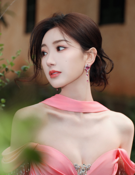 毛晓彤的粉粉妆造，这超梦幻且浪漫的穿搭！