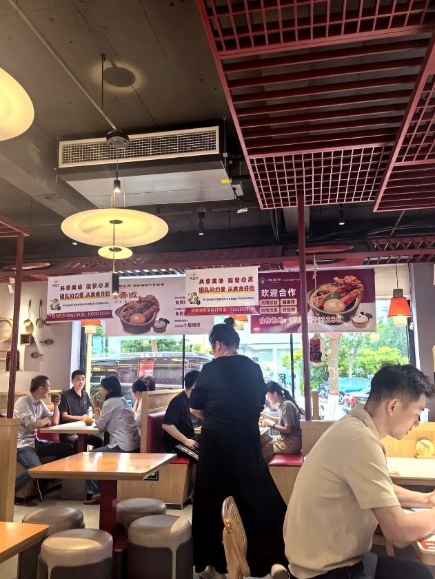 五一突发奇想从昆明飞到石家庄，转道来到保定溜达溜达

走在街上发现保定人特别会过