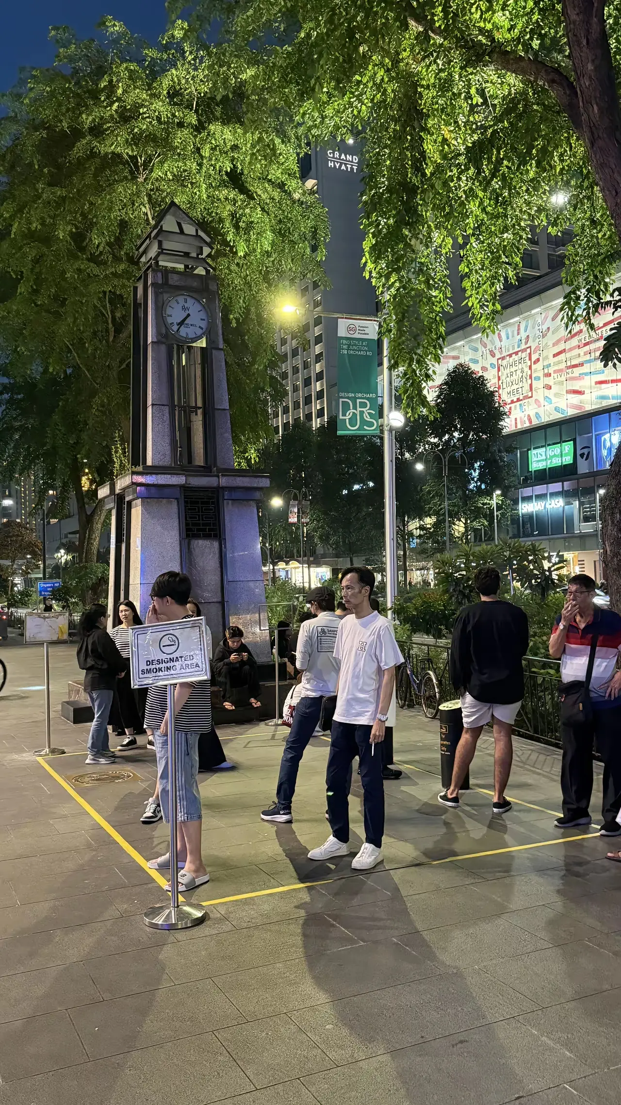 新加坡抽烟和上厕所一样，得先找到茅房，等完了才能出来😂
