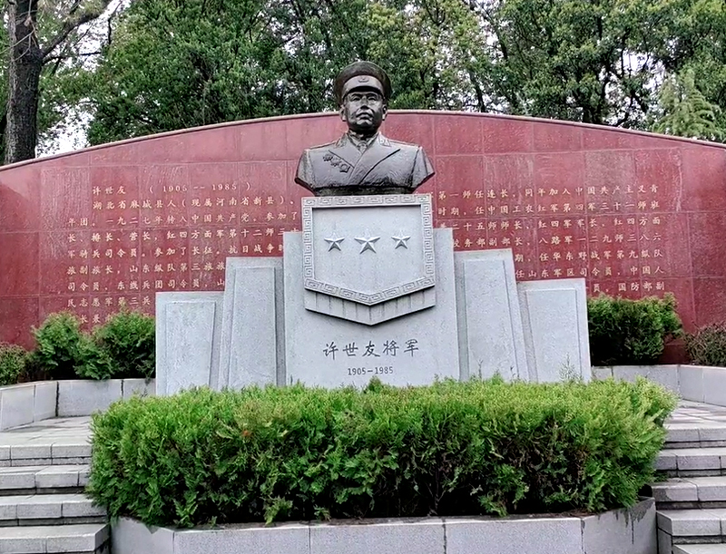 许世友是河南新县人，为什么在湖北麻城，也为他树立雕像