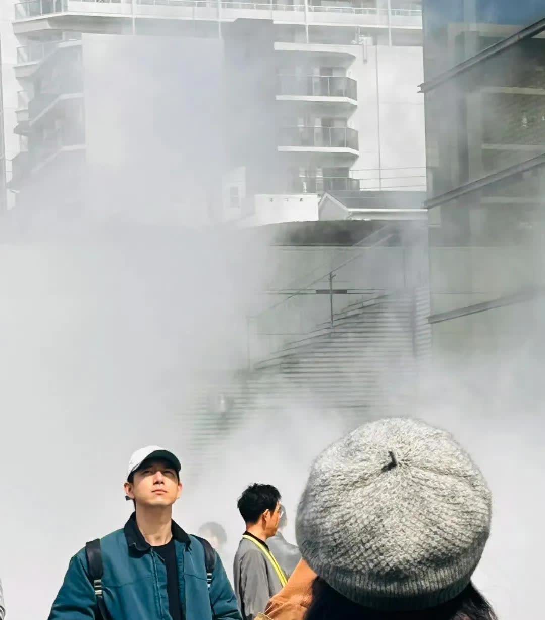 李现和樊振东一起在日本逛街，这是什么双厨狂喜的画面✌️
有中国网友在日本街头偶