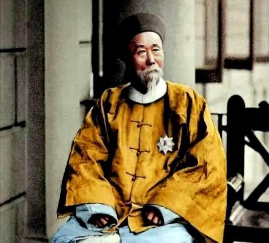李子嘉赌光家产那晚，天快亮了，他还穿着晚上的长袍，坐在上海静安寺路那间赌馆里，满