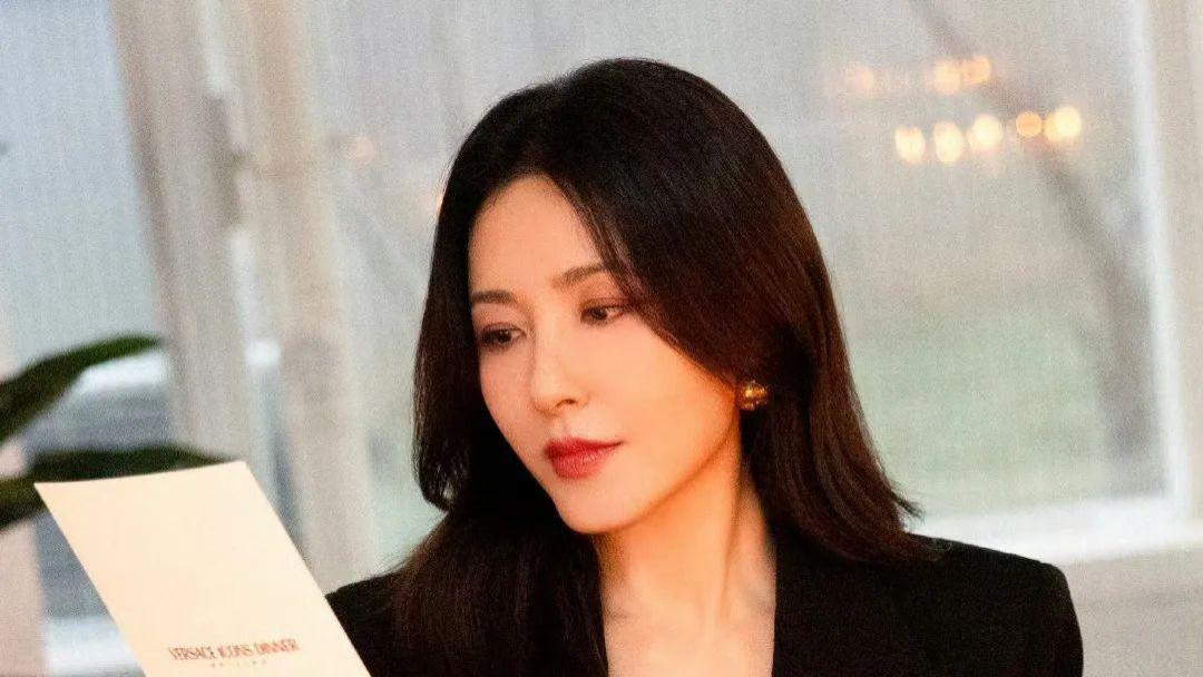 曾黎工作室就员工倒卖粉丝礼物事件道歉并报案：曾黎毫不知情，已开除涉事员工