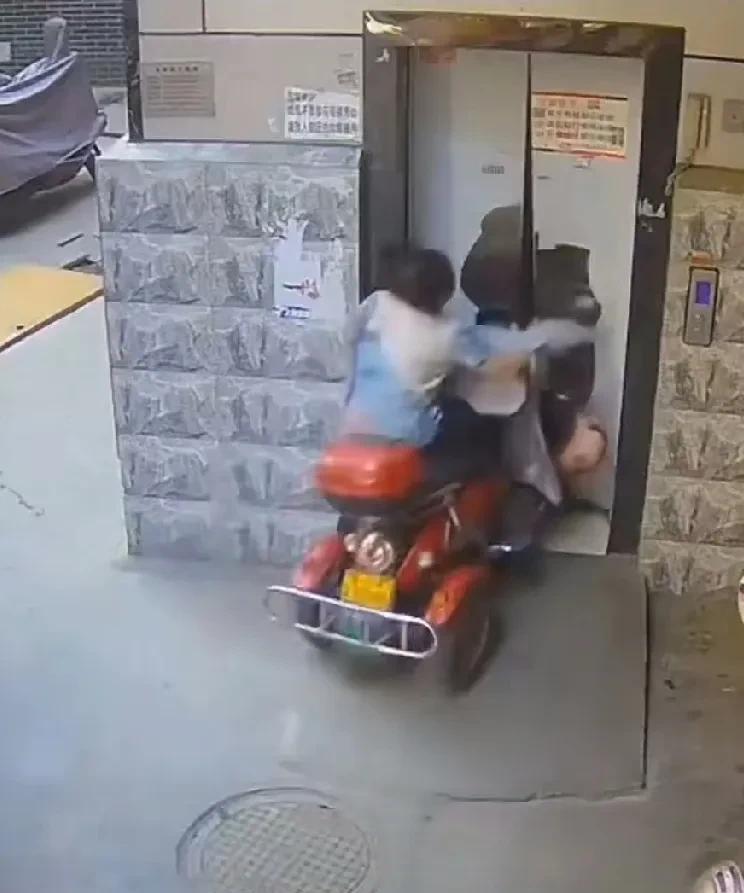 江苏老人骑三轮车撞破电梯跌入电梯井，反复看了好多遍，发现了一个细节：
老人家撞电
