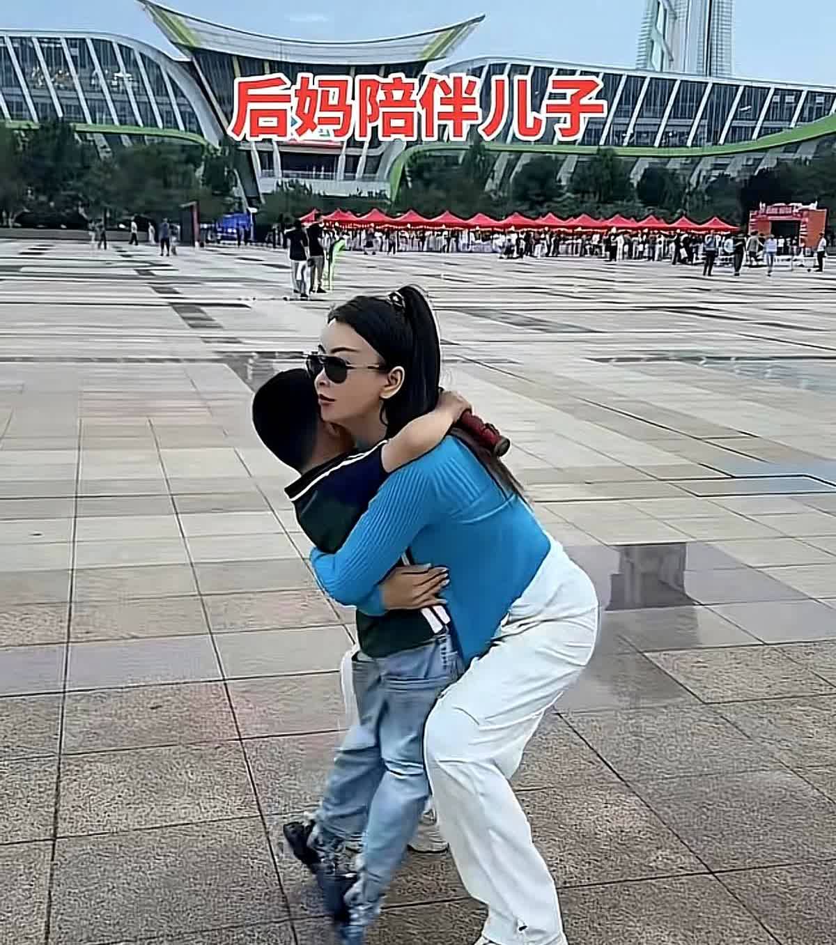 韩天王的小儿子彻底爱上了新妈妈，和新妈妈搂搂抱抱举高高，完全忘记了亲妈蓉嬷嬷。
