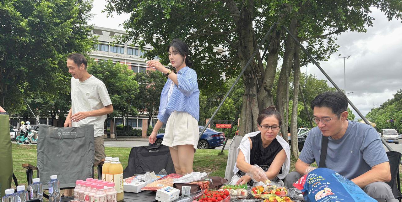 野餐中，乌云密布，哈哈哈哈哈哈，快了！