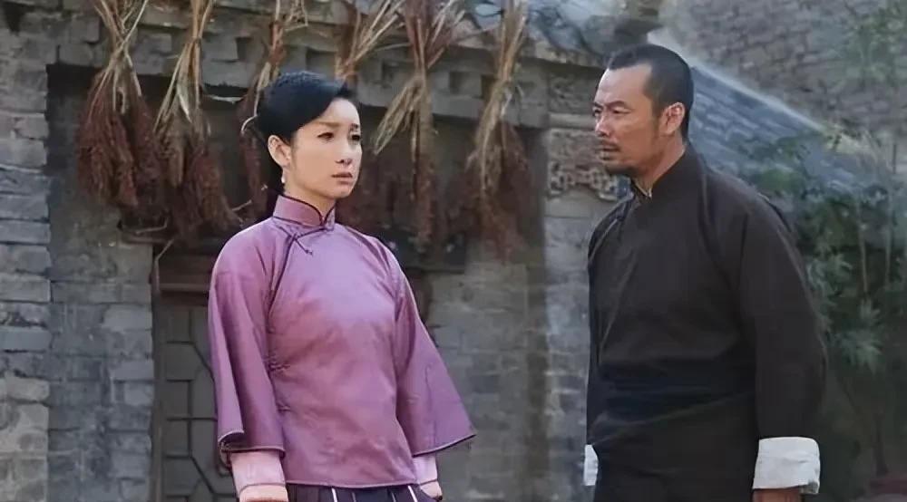 盘点红高粱影剧中，几位心脏、身也不干净的女性。
图一这位，吸毒不涉黄，这是不可能