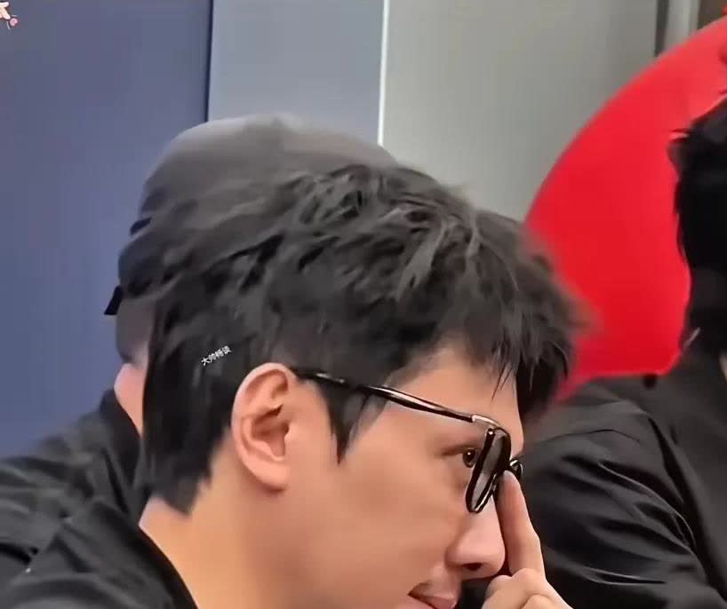 冯绍峰在台下那眼神，说是欣赏，倒不如说是感慨。俩人当年爱得轰轰烈烈，离得也干脆利