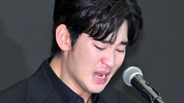 金秀贤丑闻后首现身，鞠躬致歉痛哭，承认曾与成年金赛纶恋爱一年