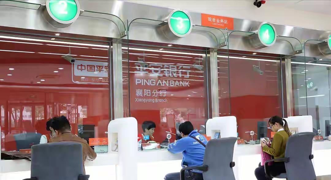 他蹲在工地门口啃煎饼，手里攥着没发的工资条。
老板说“再等等”，他等了三个月。