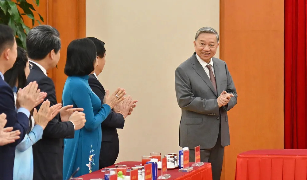 苏林变了！主动靠近越南年轻人！











苏林竟然主动示好越南年轻人