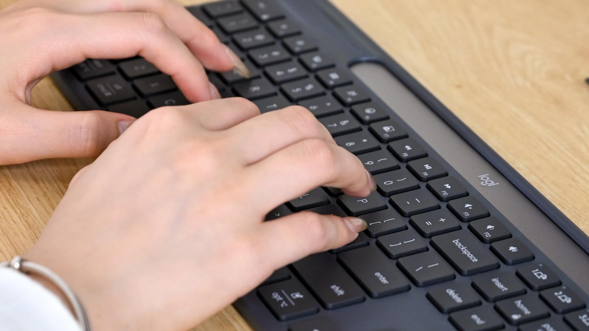 号称10年不用充电！罗技K980无线太阳能键盘