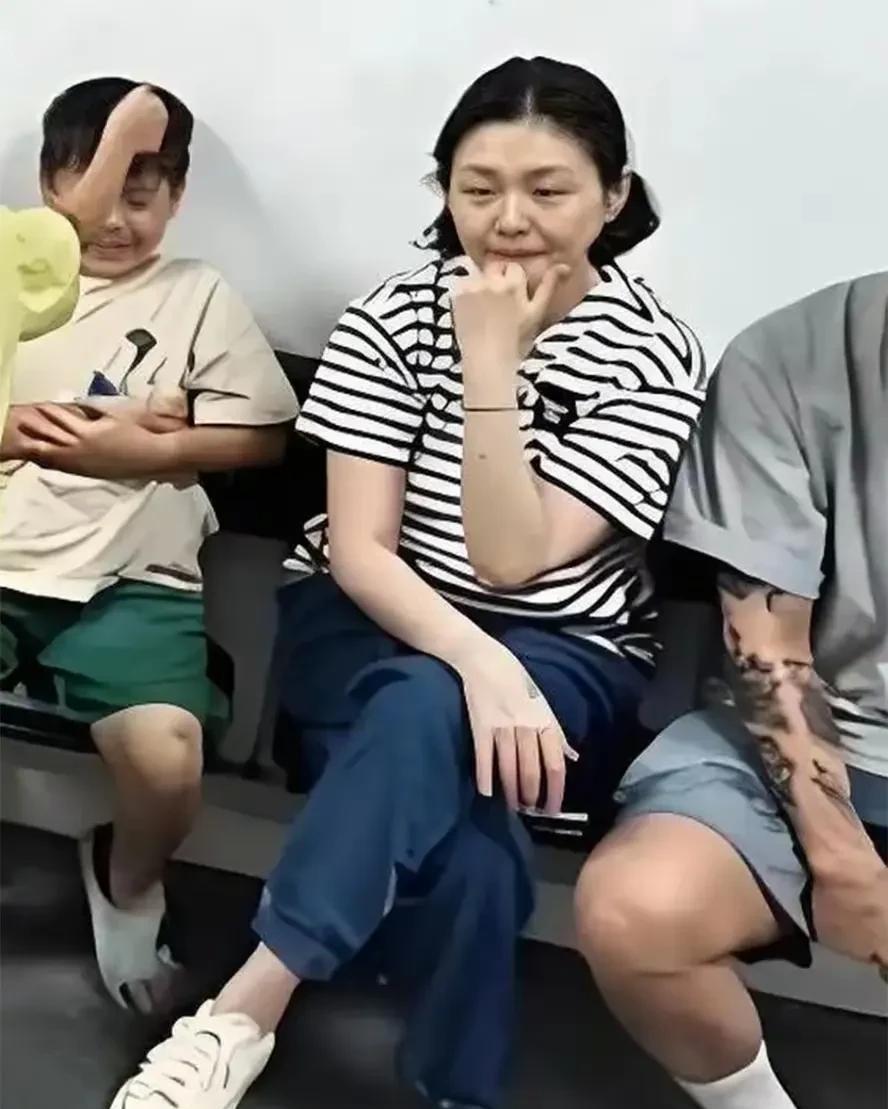 从大S不修图的照片中，我们才知道离婚后她衰老得多么厉害。
这是路人拍摄的大S，脸