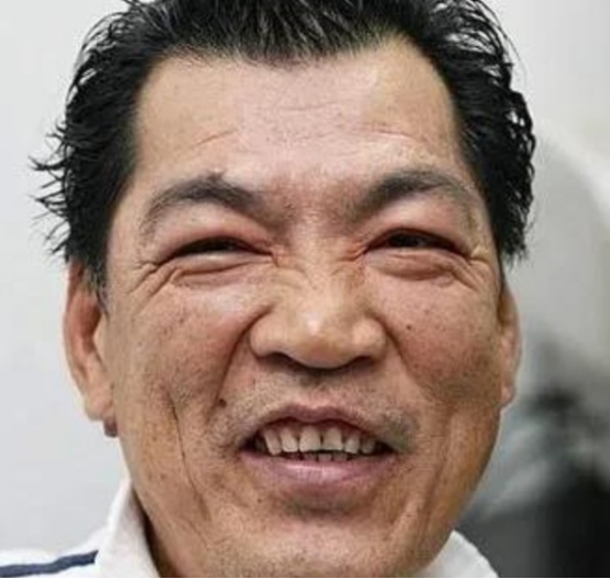 2005年，成奎安得知蓝洁瑛生活窘迫，没钱吃饭，就赶到蓝洁瑛的房子附近，特意嘱咐