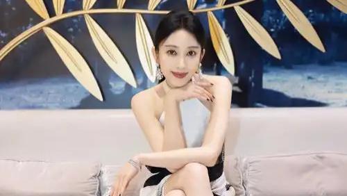 她比杨幂丰满，腿比唐嫣长，皮肤比刘亦菲白，可惜就是红不了