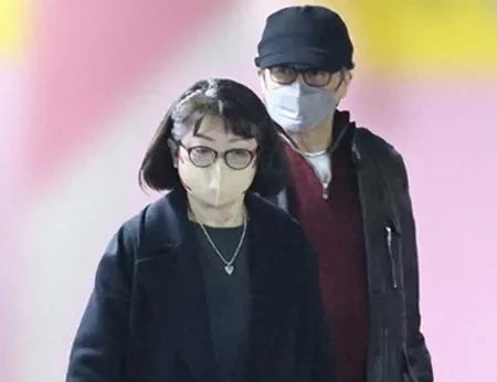 山口百惠夫妇逛街被拍











不敢相信！一代女神山口百惠，居然被狗