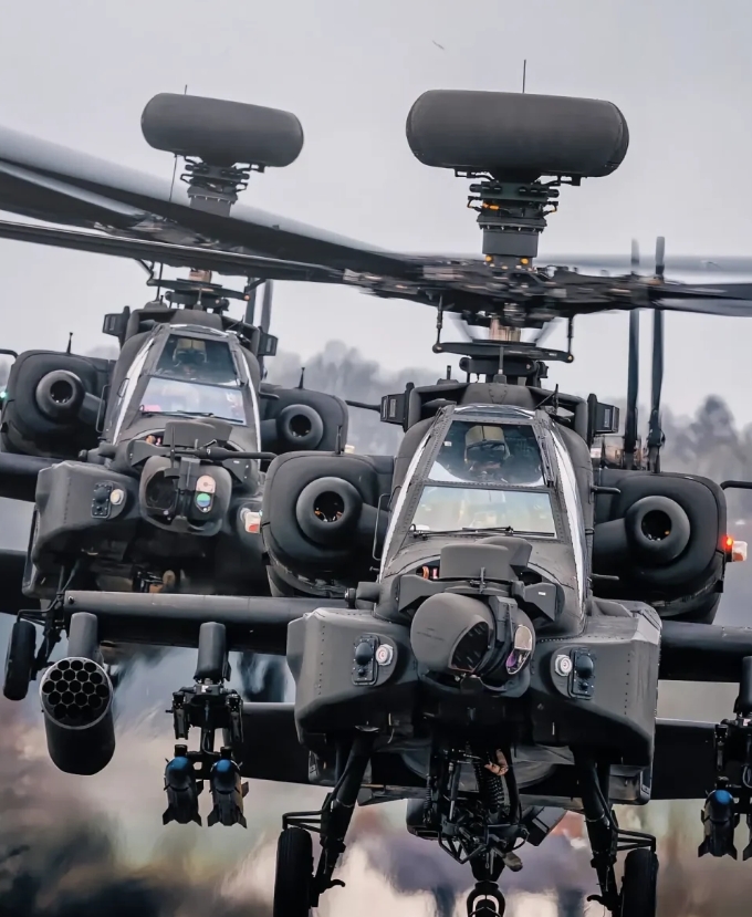 AH-64武装直升机由美国波音公司（Boeing）研制并制造，AH-64阿帕奇直