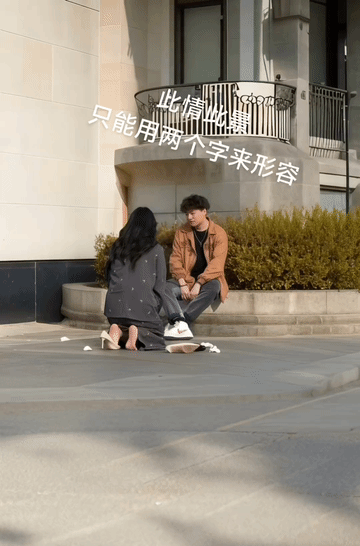 女子一下跪，这个男子注定头上变色了