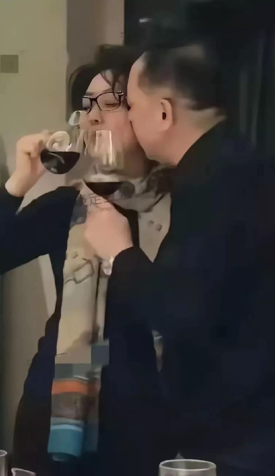 从“名人”的“名场面”看到的：人前人后各一面…是为人处世“必须的也是无奈”的选择