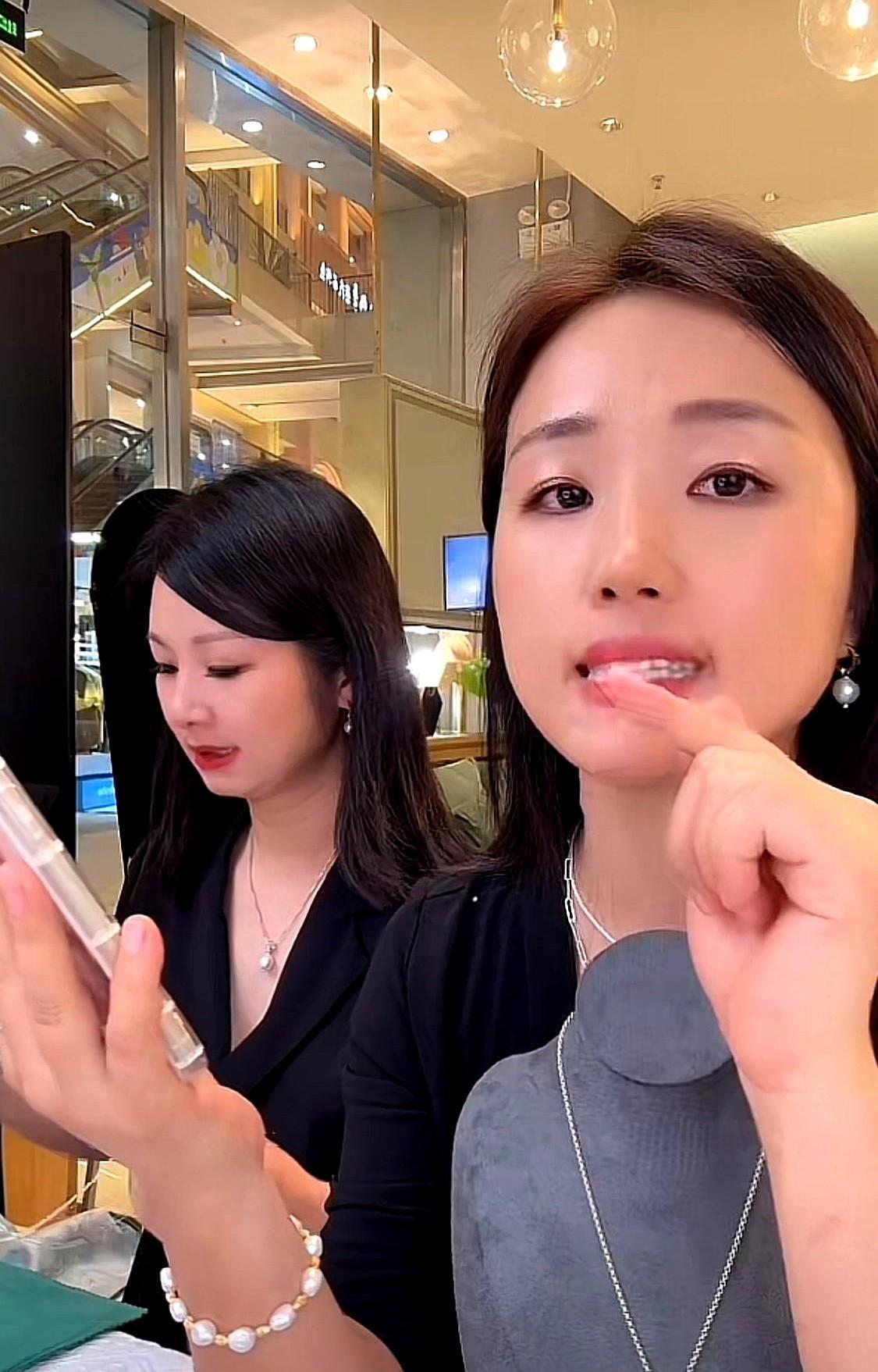 姐妹们快看！
远嫁美国的小白这次暑假回国彻底杀疯了！
谁能想到去年还在晒娃晒烘焙