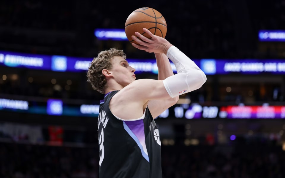 NBA常规赛进入尾声，各队为季后赛席位展开激烈争夺。湖人队近期完成阵容调整，将古