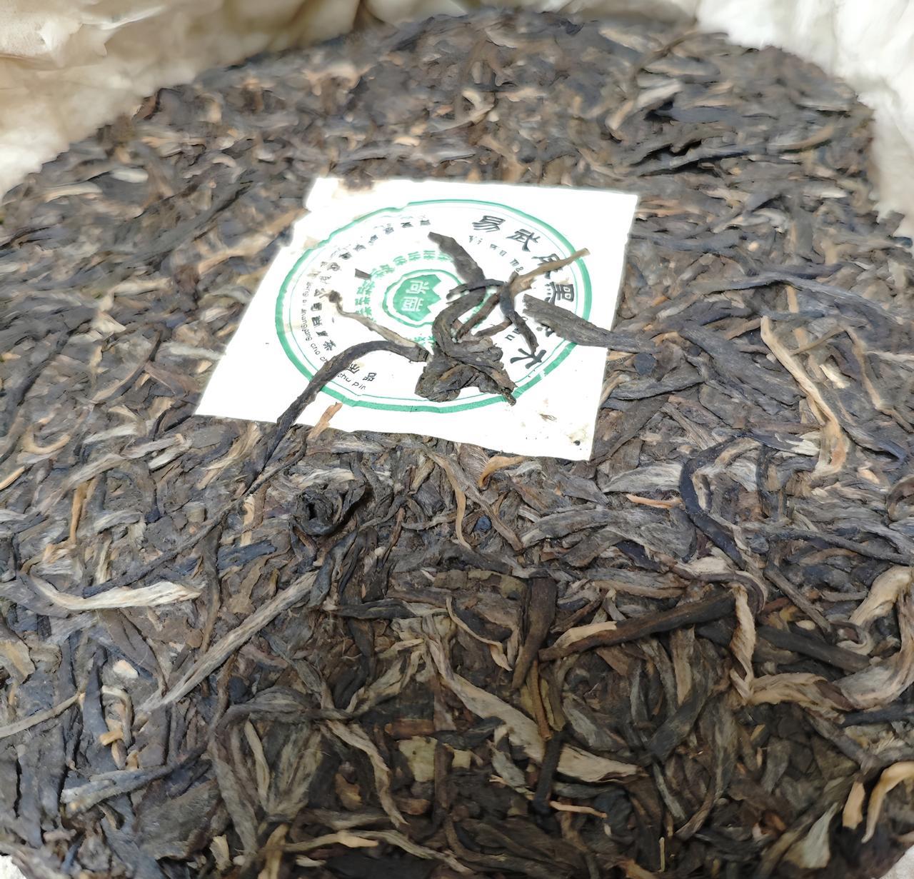 自从被说没喝过易武麻黑古树，
却不经意翻出一片易武麻黑老茶，
都忘记了它静静躺在
