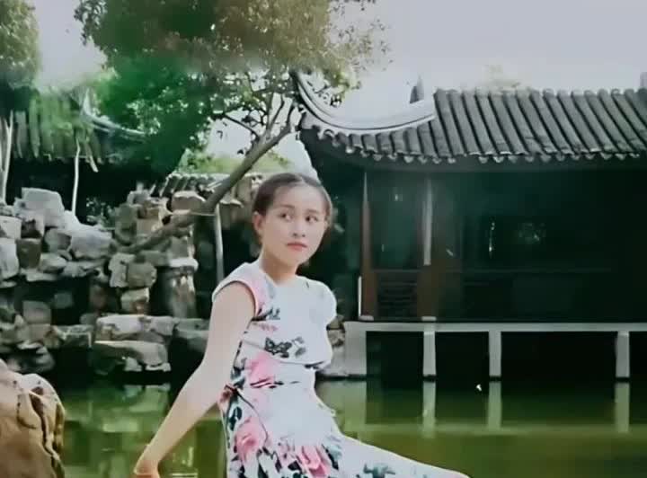 70年代少女时期的刘嘉玲在故乡苏州的一张留影，那时的她四肢纤细眉眼灵动